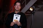 Amsterdam 16 januari 2020
Boekpresentatie Daan Jensen . Daan reikt het eerste boek uit aan zijn moeder.