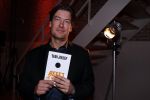 Amsterdam 16 januari 2020
Boekpresentatie Daan Jensen . Daan reikt het eerste boek uit aan zijn moeder.