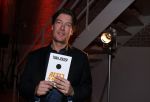 Amsterdam 16 januari 2020
Boekpresentatie Daan Jensen . Daan reikt het eerste boek uit aan zijn moeder.