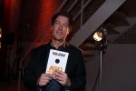 Amsterdam 16 januari 2020
Boekpresentatie Daan Jensen . Daan reikt het eerste boek uit aan zijn moeder.