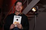 Amsterdam 16 januari 2020
Boekpresentatie Daan Jensen . Daan reikt het eerste boek uit aan zijn moeder.