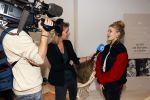 Bussum 3 maart 2020
Opening nieuwe pand en boekpresentatie van Vivian Reijs. Wendy v Dijk ontvangt het eerste boek . Vivian met dochter Day Ewbank