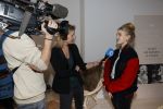 Bussum 3 maart 2020
Opening nieuwe pand en boekpresentatie van Vivian Reijs. Wendy v Dijk ontvangt het eerste boek . Vivian met dochter Day Ewbank