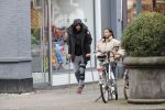 Amsterdam 27 januari 2020
Donyell Malen op krukken met zijn vriendin Liesje Chanayla op de beethovenstraat.