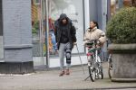 Amsterdam 27 januari 2020
Donyell Malen op krukken met zijn vriendin Liesje Chanayla op de beethovenstraat.
