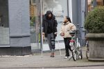 Amsterdam 27 januari 2020
Donyell Malen op krukken met zijn vriendin Liesje Chanayla op de beethovenstraat.
