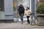 Amsterdam 27 januari 2020
Donyell Malen op krukken met zijn vriendin Liesje Chanayla op de beethovenstraat.