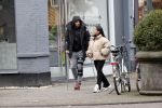 Amsterdam 27 januari 2020
Donyell Malen op krukken met zijn vriendin Liesje Chanayla op de beethovenstraat.