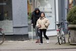 Amsterdam 27 januari 2020
Donyell Malen op krukken met zijn vriendin Liesje Chanayla op de beethovenstraat.