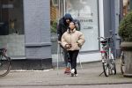 Amsterdam 27 januari 2020
Donyell Malen op krukken met zijn vriendin Liesje Chanayla op de beethovenstraat.