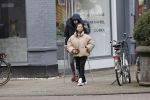 Amsterdam 27 januari 2020
Donyell Malen op krukken met zijn vriendin Liesje Chanayla op de beethovenstraat.