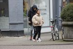 Amsterdam 27 januari 2020
Donyell Malen op krukken met zijn vriendin Liesje Chanayla op de beethovenstraat.