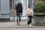 Amsterdam 27 januari 2020
Donyell Malen op krukken met zijn vriendin Liesje Chanayla op de beethovenstraat.