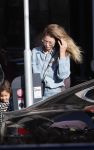 Amsterdam 7 februari 2020
Doutzen Kroes en haar man Sunnery James doen boodschappen met hun dochtertje op de cornelis schuytstraat