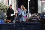 Amsterdam 7 februari 2020
Doutzen Kroes en haar man Sunnery James doen boodschappen met hun dochtertje op de cornelis schuytstraat