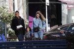 Amsterdam 7 februari 2020
Doutzen Kroes en haar man Sunnery James doen boodschappen met hun dochtertje op de cornelis schuytstraat