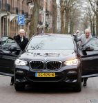 Amsterdam 8 februari 2020
Dries Roelvink en zijn beste vriend Gunther met de BMW X4 in Amsterdam zuid