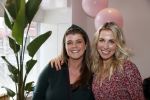 Bussum 3 maart 2020
Opening nieuwe pand en boekpresentatie van Vivian Reijs. Wendy v Dijk ontvangt het eerste boek . Vivian met nicht Ghislaine v d Meijden
