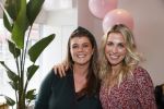 Bussum 3 maart 2020
Opening nieuwe pand en boekpresentatie van Vivian Reijs. Wendy v Dijk ontvangt het eerste boek . Vivian met nicht Ghislaine v d Meijden