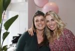 Bussum 3 maart 2020
Opening nieuwe pand en boekpresentatie van Vivian Reijs. Wendy v Dijk ontvangt het eerste boek . Vivian met nicht Ghislaine v d Meijden