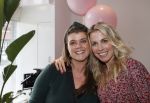 Bussum 3 maart 2020
Opening nieuwe pand en boekpresentatie van Vivian Reijs. Wendy v Dijk ontvangt het eerste boek . Vivian met nicht Ghislaine v d Meijden