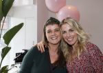 Bussum 3 maart 2020
Opening nieuwe pand en boekpresentatie van Vivian Reijs. Wendy v Dijk ontvangt het eerste boek . Vivian met nicht Ghislaine v d Meijden