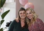 Bussum 3 maart 2020
Opening nieuwe pand en boekpresentatie van Vivian Reijs. Wendy v Dijk ontvangt het eerste boek . Vivian met nicht Ghislaine v d Meijden