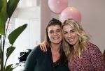 Bussum 3 maart 2020
Opening nieuwe pand en boekpresentatie van Vivian Reijs. Wendy v Dijk ontvangt het eerste boek . Vivian met nicht Ghislaine v d Meijden