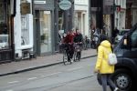 Amsterdam 25 januari 2020
Guus Hiddink met zijn vriendin op de fiets in Amsterdam.