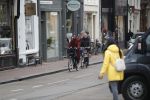 Amsterdam 25 januari 2020
Guus Hiddink met zijn vriendin op de fiets in Amsterdam.
