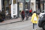 Amsterdam 25 januari 2020
Guus Hiddink met zijn vriendin op de fiets in Amsterdam.