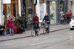 Amsterdam 25 januari 2020
Guus Hiddink met zijn vriendin op de fiets in Amsterdam.
