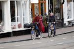Amsterdam 25 januari 2020
Guus Hiddink met zijn vriendin op de fiets in Amsterdam.
