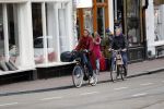Amsterdam 25 januari 2020
Guus Hiddink met zijn vriendin op de fiets in Amsterdam.
