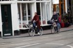 Amsterdam 25 januari 2020
Guus Hiddink met zijn vriendin op de fiets in Amsterdam.