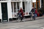 Amsterdam 25 januari 2020
Guus Hiddink met zijn vriendin op de fiets in Amsterdam.