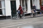 Amsterdam 25 januari 2020
Guus Hiddink met zijn vriendin op de fiets in Amsterdam.