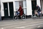 Amsterdam 25 januari 2020
Guus Hiddink met zijn vriendin op de fiets in Amsterdam.