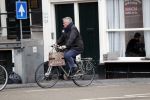 Amsterdam 25 januari 2020
Guus Hiddink met zijn vriendin op de fiets in Amsterdam.