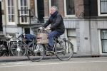 Amsterdam 25 januari 2020
Guus Hiddink met zijn vriendin op de fiets in Amsterdam.