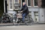 Amsterdam 25 januari 2020
Guus Hiddink met zijn vriendin op de fiets in Amsterdam.