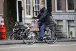 Amsterdam 25 januari 2020
Guus Hiddink met zijn vriendin op de fiets in Amsterdam.