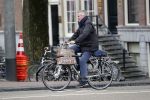 Amsterdam 25 januari 2020
Guus Hiddink met zijn vriendin op de fiets in Amsterdam.