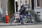 Amsterdam 25 januari 2020
Guus Hiddink met zijn vriendin op de fiets in Amsterdam.