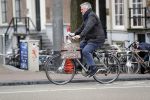 Amsterdam 25 januari 2020
Guus Hiddink met zijn vriendin op de fiets in Amsterdam.