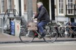 Amsterdam 25 januari 2020
Guus Hiddink met zijn vriendin op de fiets in Amsterdam.