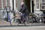 Amsterdam 25 januari 2020
Guus Hiddink met zijn vriendin op de fiets in Amsterdam.