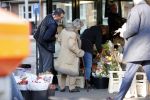 Amsterdam 7 februari 2020
Hansje Boonstra doet samen met haar zoon booddschappen in een biro karretje