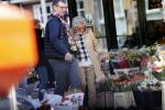 Amsterdam 7 februari 2020
Hansje Boonstra doet samen met haar zoon booddschappen in een biro karretje