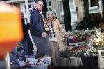 Amsterdam 7 februari 2020
Hansje Boonstra doet samen met haar zoon booddschappen in een biro karretje